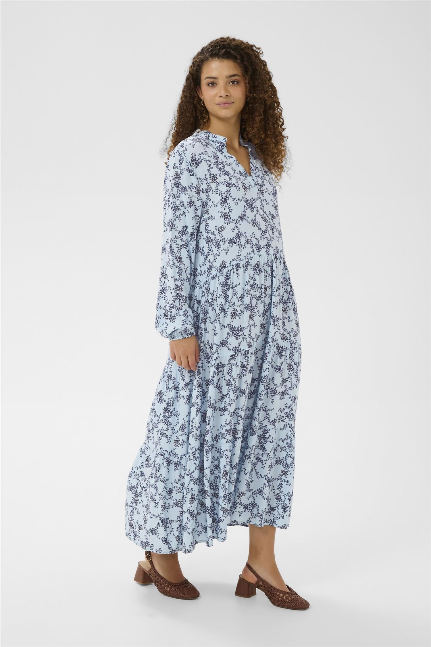 Edasz Maxi Dress i skyway eclipse spring blomstret bakfra, kjole fra Saint Tropez hos Image Mandal