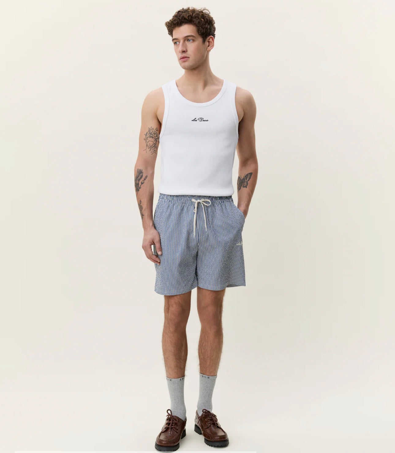 Stripe Seersucker Swim Shorts i mørkeblå sett fra siden, badetøy fra Les Deux hos Image Mandal