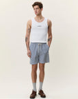 Stripe Seersucker Swim Shorts i mørkeblå sett fra siden, badetøy fra Les Deux hos Image Mandal