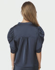 Roella Heavy Sateen Blouse i midnight blå stylet antrekk, bluse fra Neo Noir hos Image Mandal