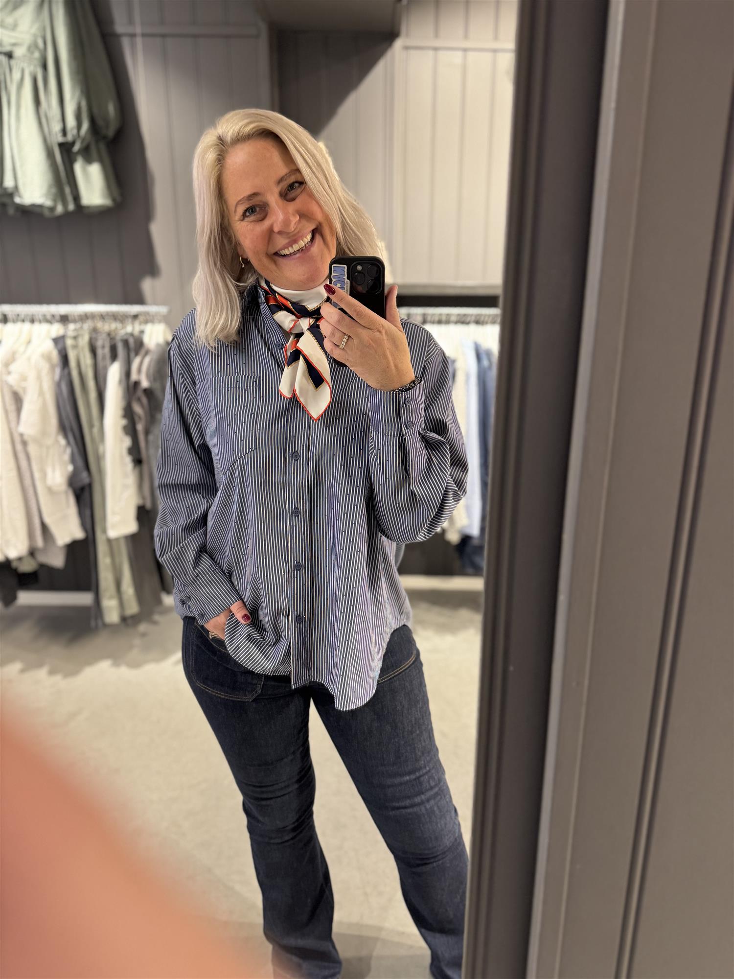 Dalma B Stripe Shirt i marineblå alternativt utsnitt, bluse fra Neo Noir hos Image Mandal