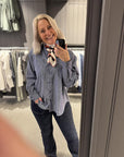 Dalma B Stripe Shirt i marineblå alternativt utsnitt, bluse fra Neo Noir hos Image Mandal