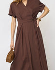 Elaracc Wrap Ss Dress i dark brun stylet antrekk, kjole fra Co'couture hos Image Mandal
