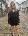 Lola Sleeve Dress i sort bakfra, kjole fra Designers Remix hos Image Mandal