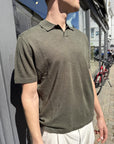 Emmanuel Polo Knit i grønn sett fra siden, genser fra Les Deux hos Image Mandal