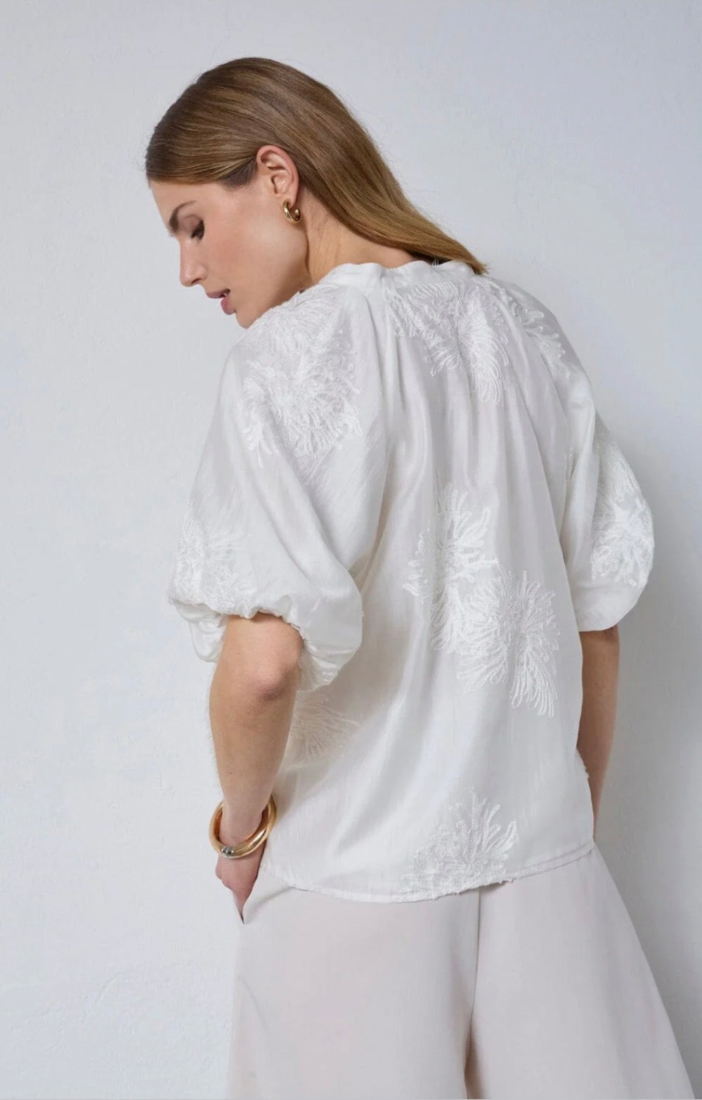 Neacc Ss V-Shirt i hvit sett fra siden, bluse fra Co'couture hos Image Mandal