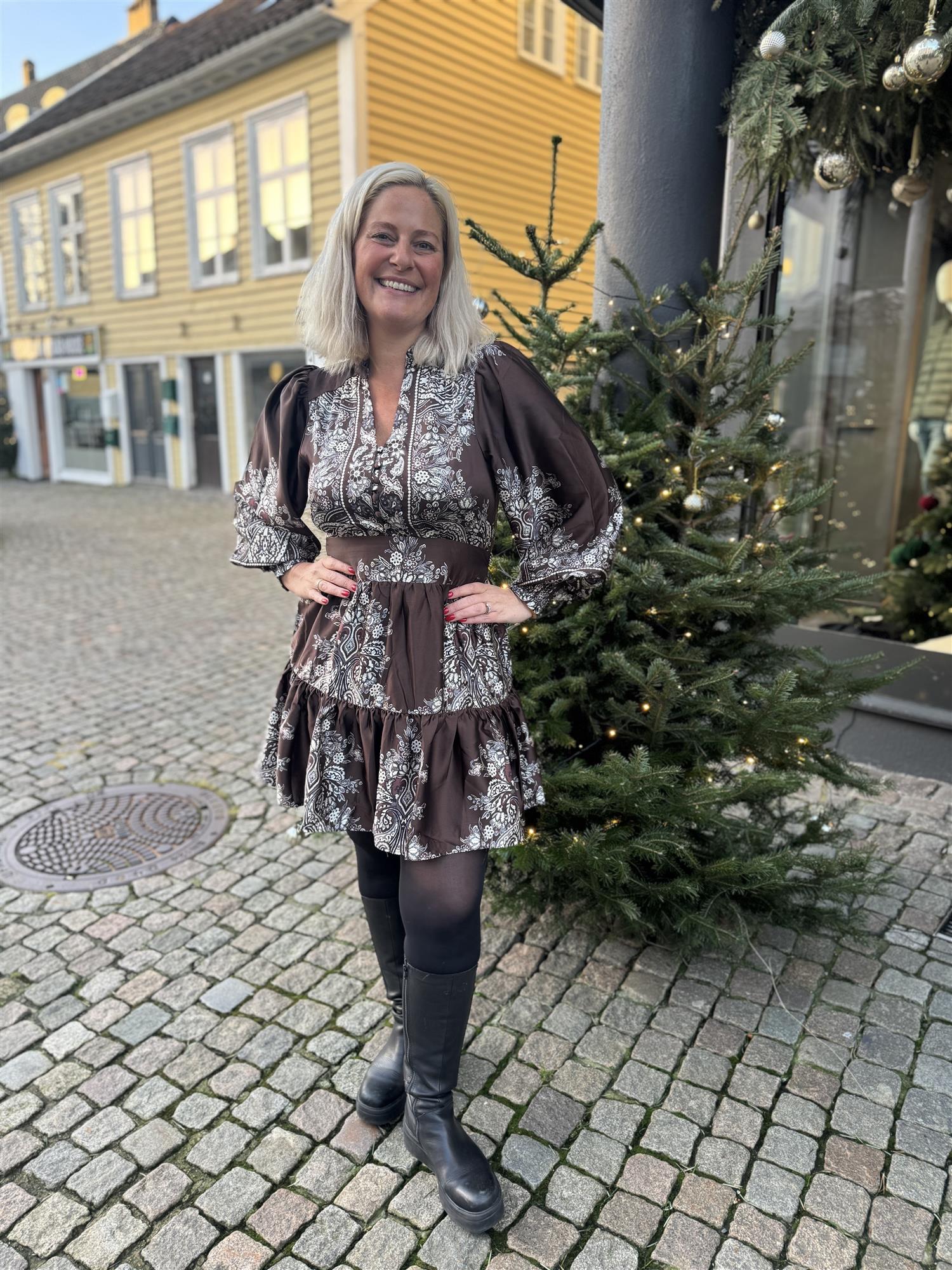 Malfida Paisley Border Dress i brun detaljbilde, kjole fra Neo Noir hos Image Mandal