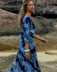 Barbuda Long Poppy i marine, kjole fra Oneseason hos Image Mandal