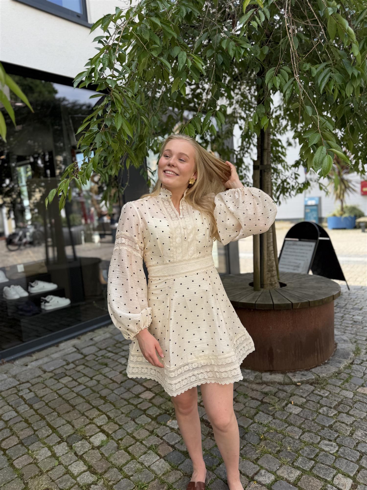 Aliah dot dress i Offwhite, kjole fra Ravn Ravn hos Image Mandal