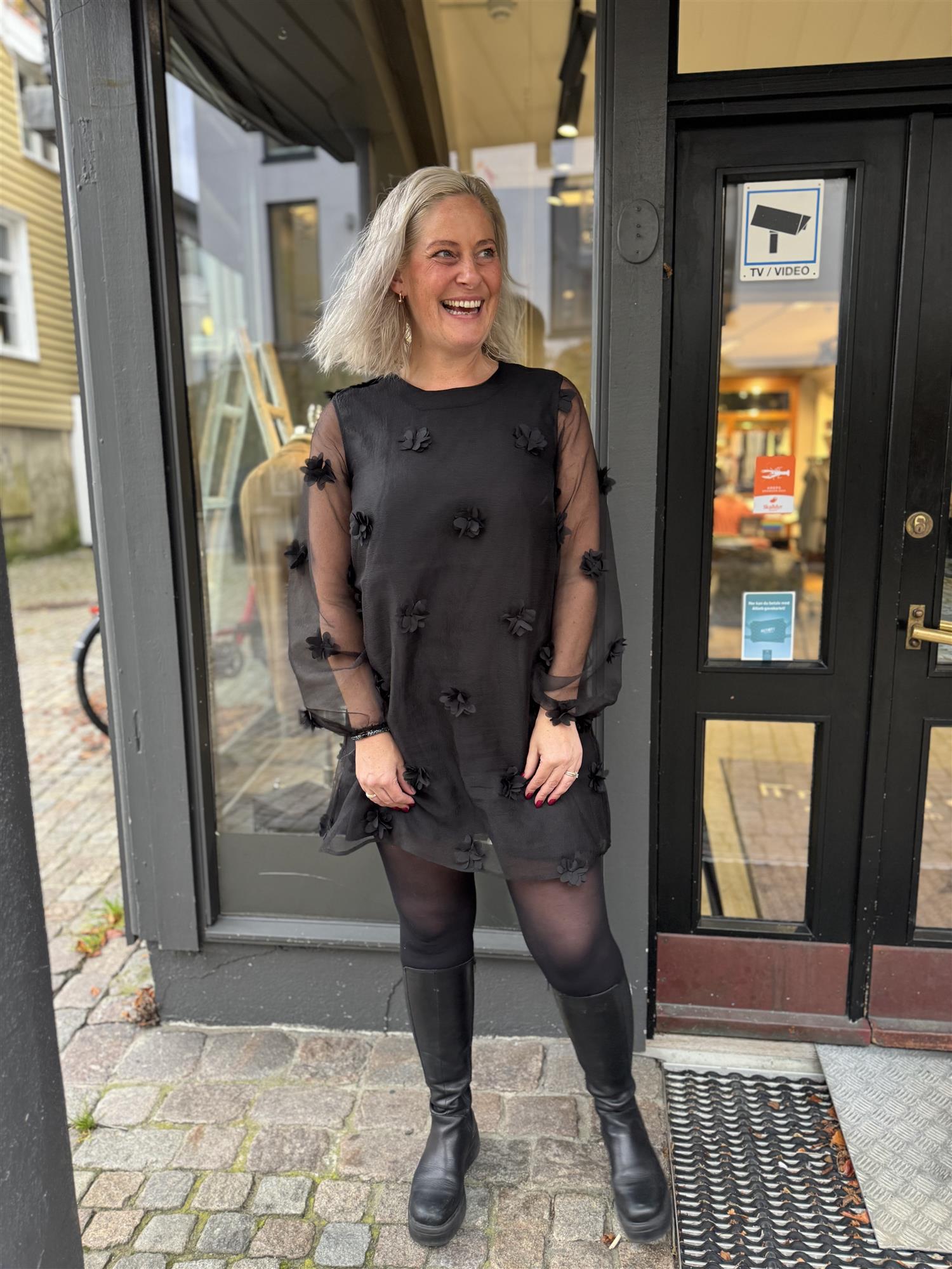 Molli Dress i sort ekstra vinkel, kjole fra MBYM hos Image Mandal