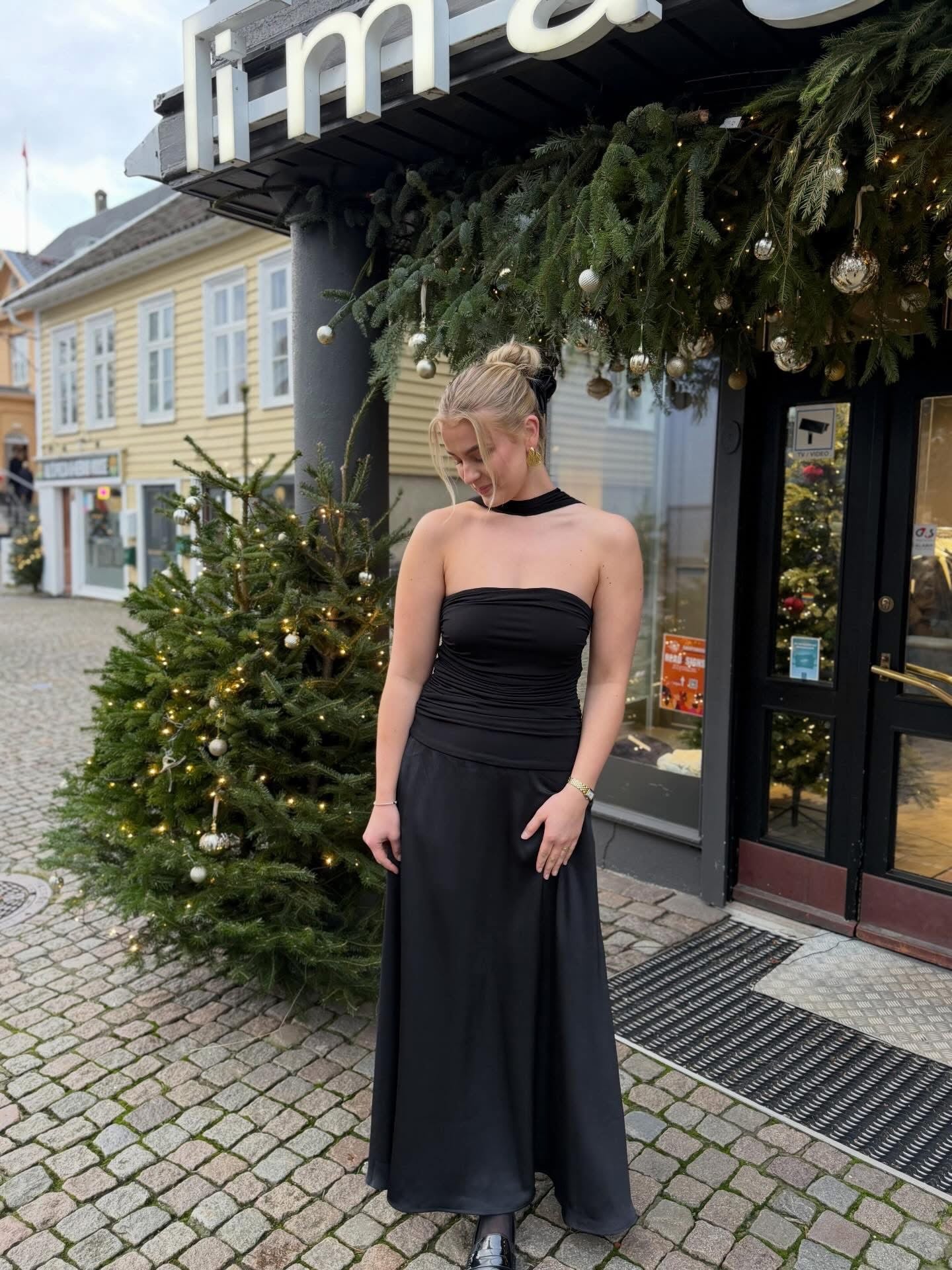 Hamina Long Dress i sort ekstra vinkel, kjole fra Neo Noir hos Image Mandal