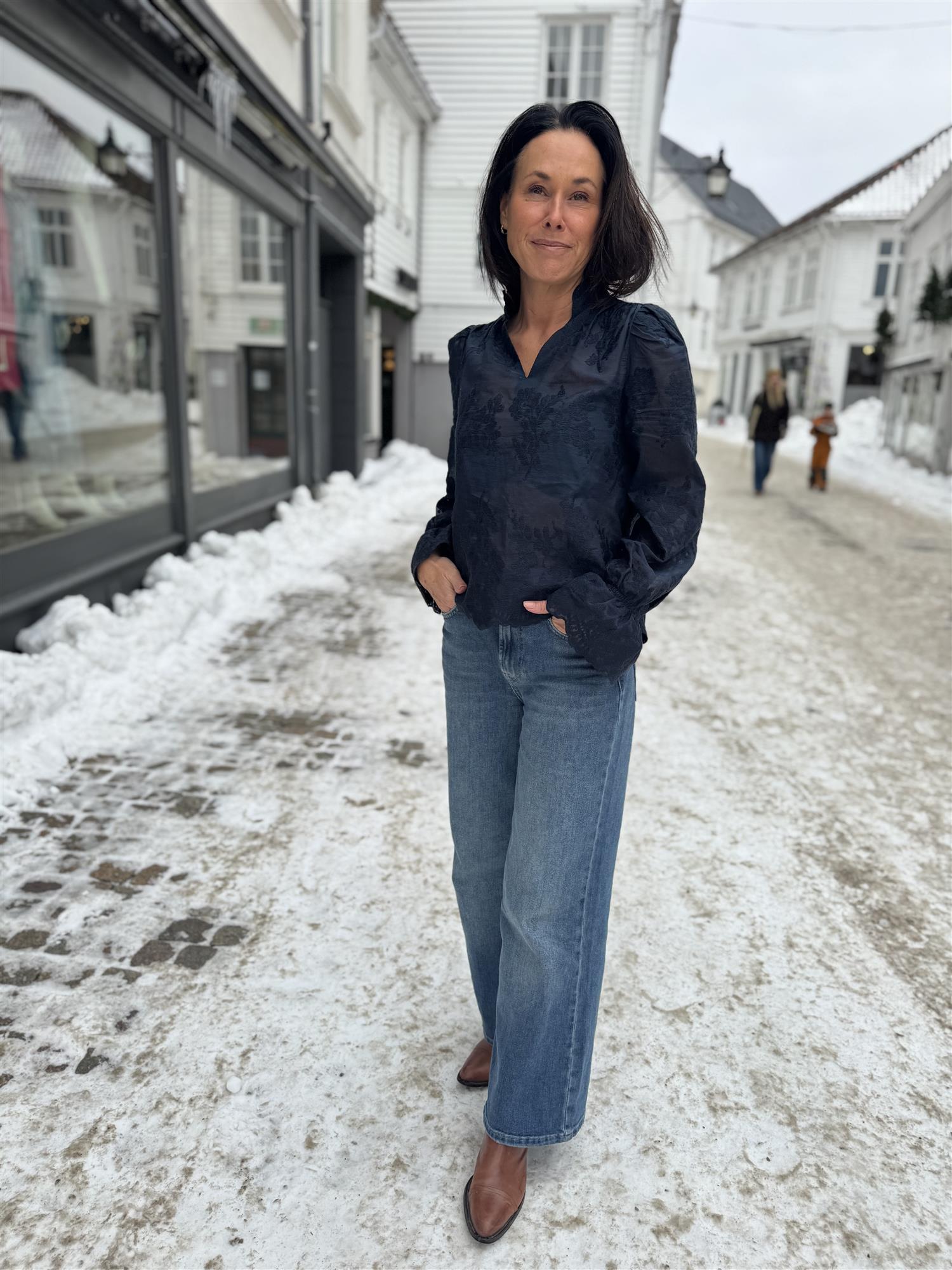Ivy Medina Cropped Jeans Wash Turin i blå alternativt utsnitt, bukse fra Ivy Copenhagen hos Image Mandal