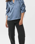 Alvira Drapy Satin Blouse i blå stylet antrekk, bluse fra Neo Noir hos Image Mandal