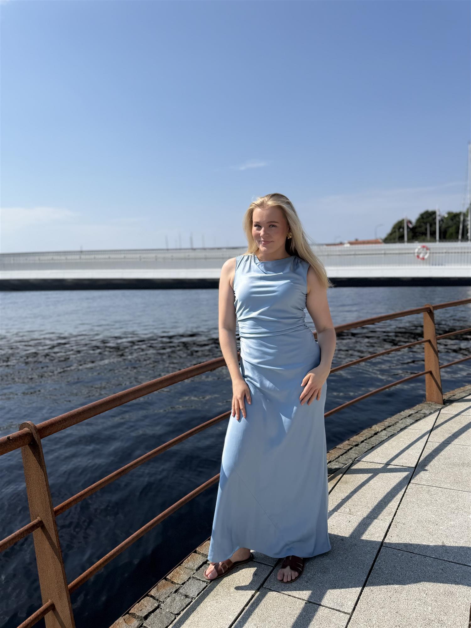 Florentina Dress i Soft Chambray, kjole fra Urban Pioneers hos Image Mandal