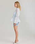 Aliah Needle Blouse i lyseblå sett fra siden, bluse fra Ravn Ravn hos Image Mandal