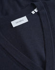 Greyson Merino Cardigan i marineblå stylet antrekk, cardigan fra Les Deux hos Image Mandal