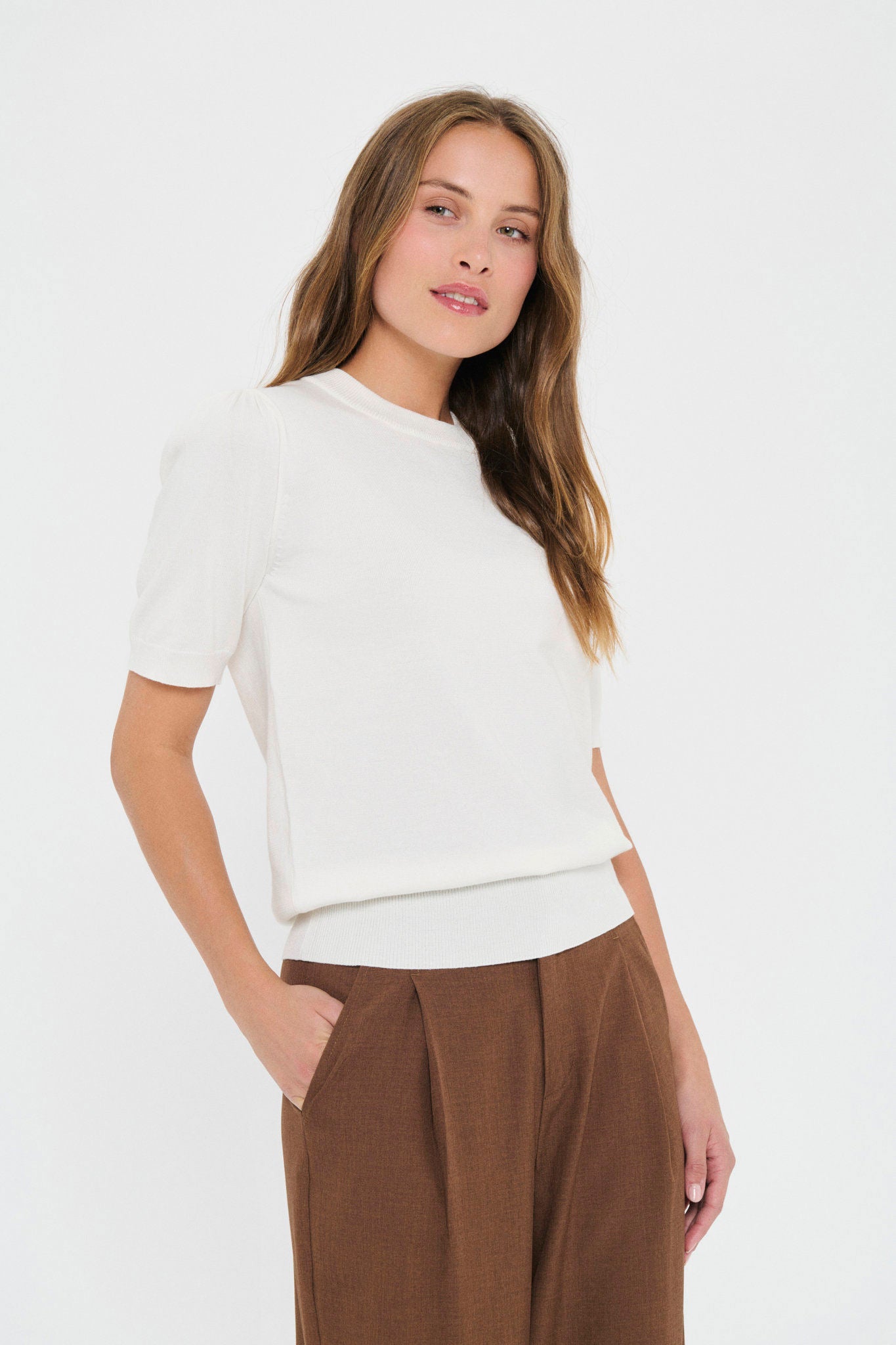 Milasz Ss Pullover i hvit alternativt utsnitt, cardigan fra Saint Tropez hos Image Mandal