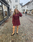 Lola Sleeve Dress i rød på modell, kjole fra Designers Remix hos Image Mandal