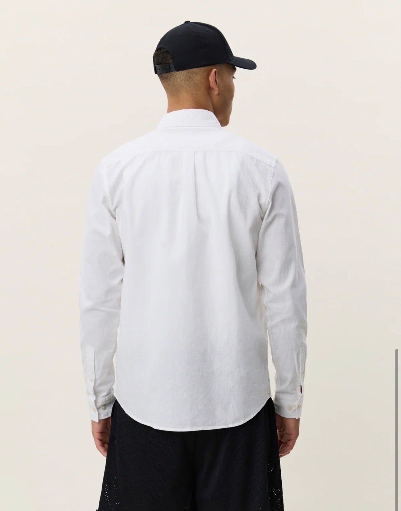 Cotton Linen Shirt i hvit nærbilde av detaljer, skjorte fra Les Deux hos Image Mandal