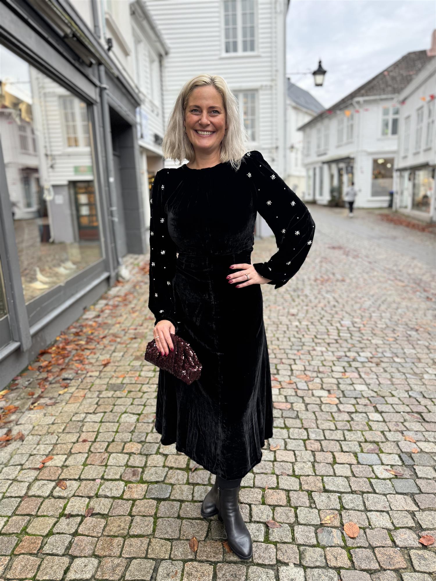 Ava Embellished i sort styling-inspirasjon, kjole fra Pia Tjelta hos Image Mandal