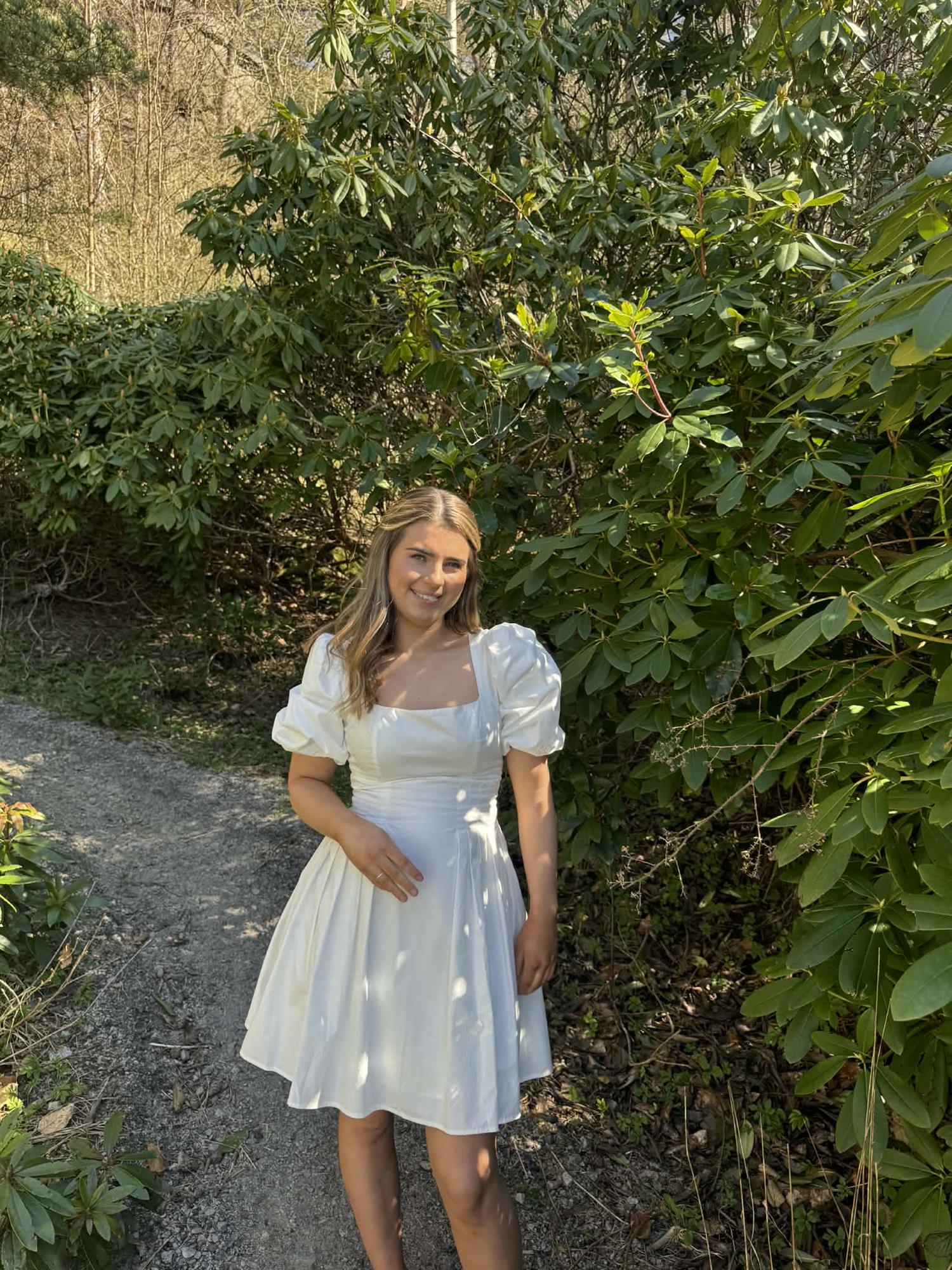Muse Kjole i hvit i bomull, kjole fra Golightly hos Image Mandal