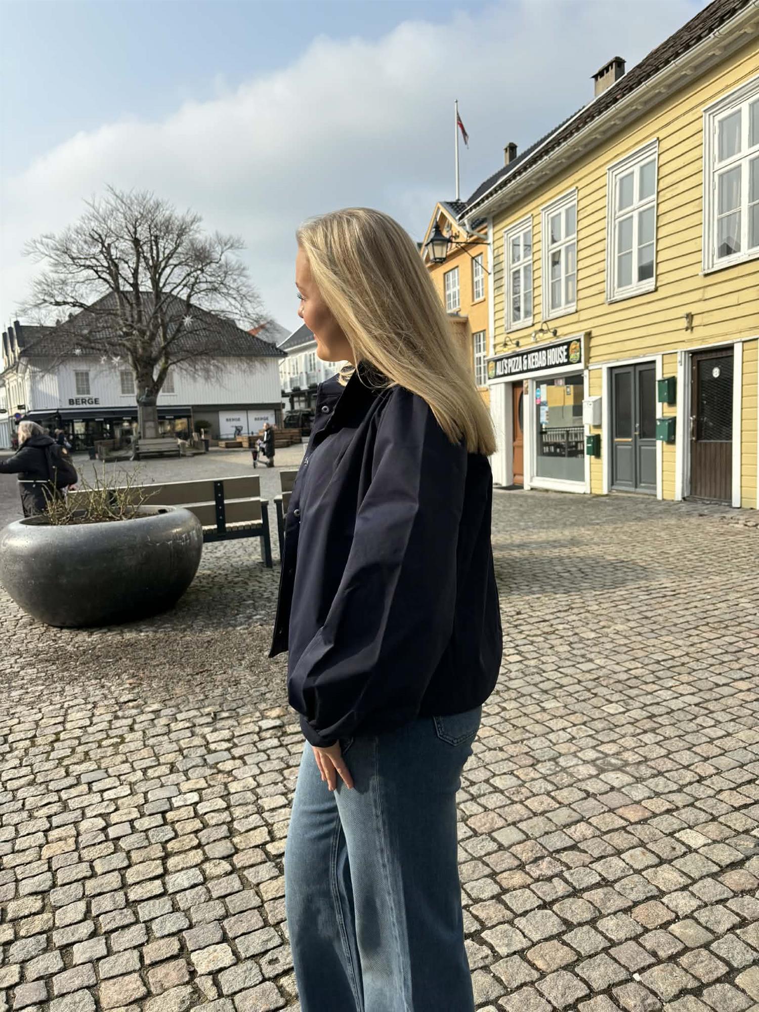 Olinasz Short Jacket i marineblå styling-inspirasjon, yttertøy fra Saint Tropez hos Image Mandal