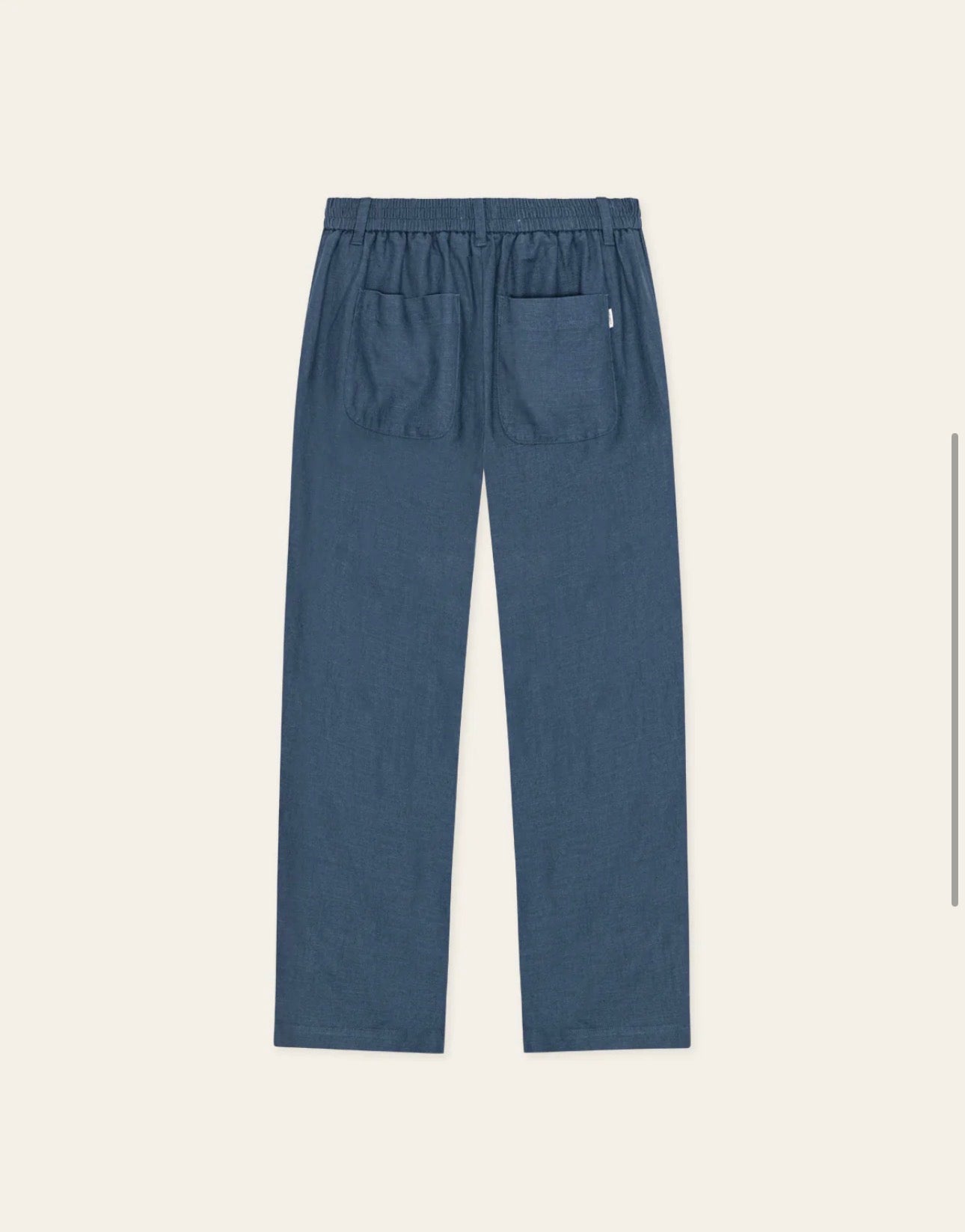Linen Comfort Suit Pants i mørkeblå nærbilde av detaljer, bukse fra Les Deux hos Image Mandal