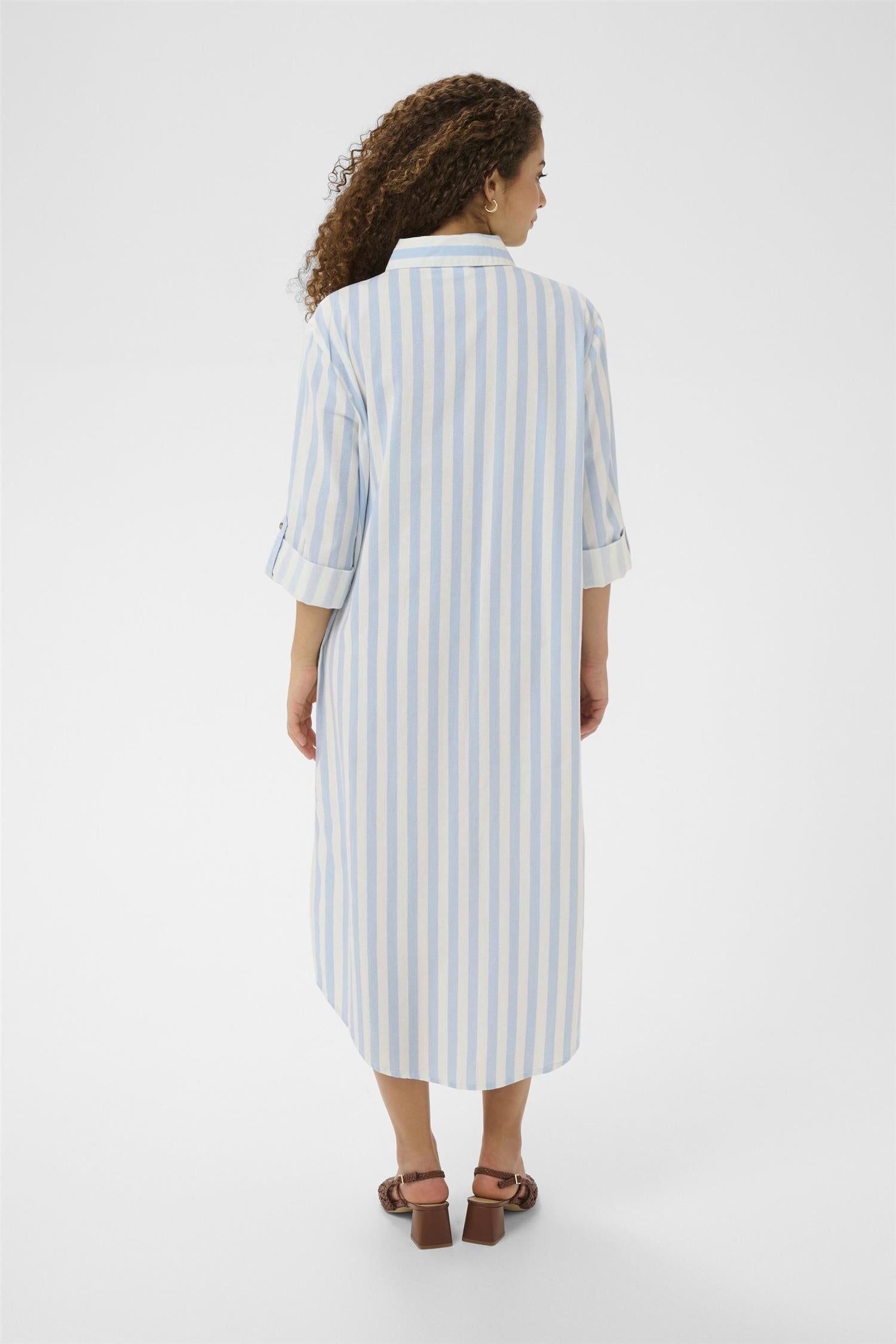 Zalindasz Shirt Dress i skyway ice stripet nærbilde av detaljer, kjole fra Saint Tropez hos Image Mandal