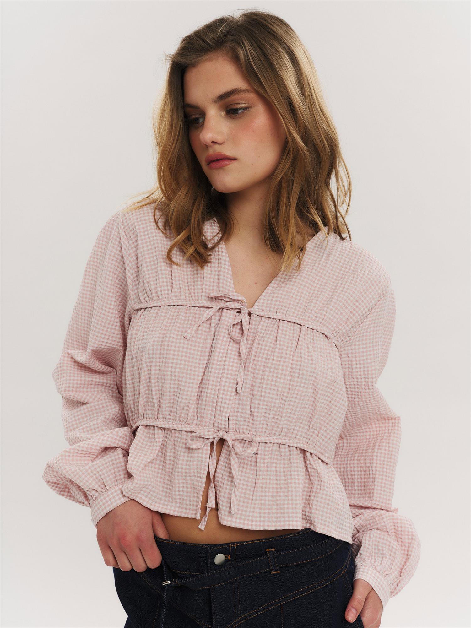 Indiana String Blouse i vasket rosa rutete sett fra siden, bluse fra Once Untold hos Image Mandal