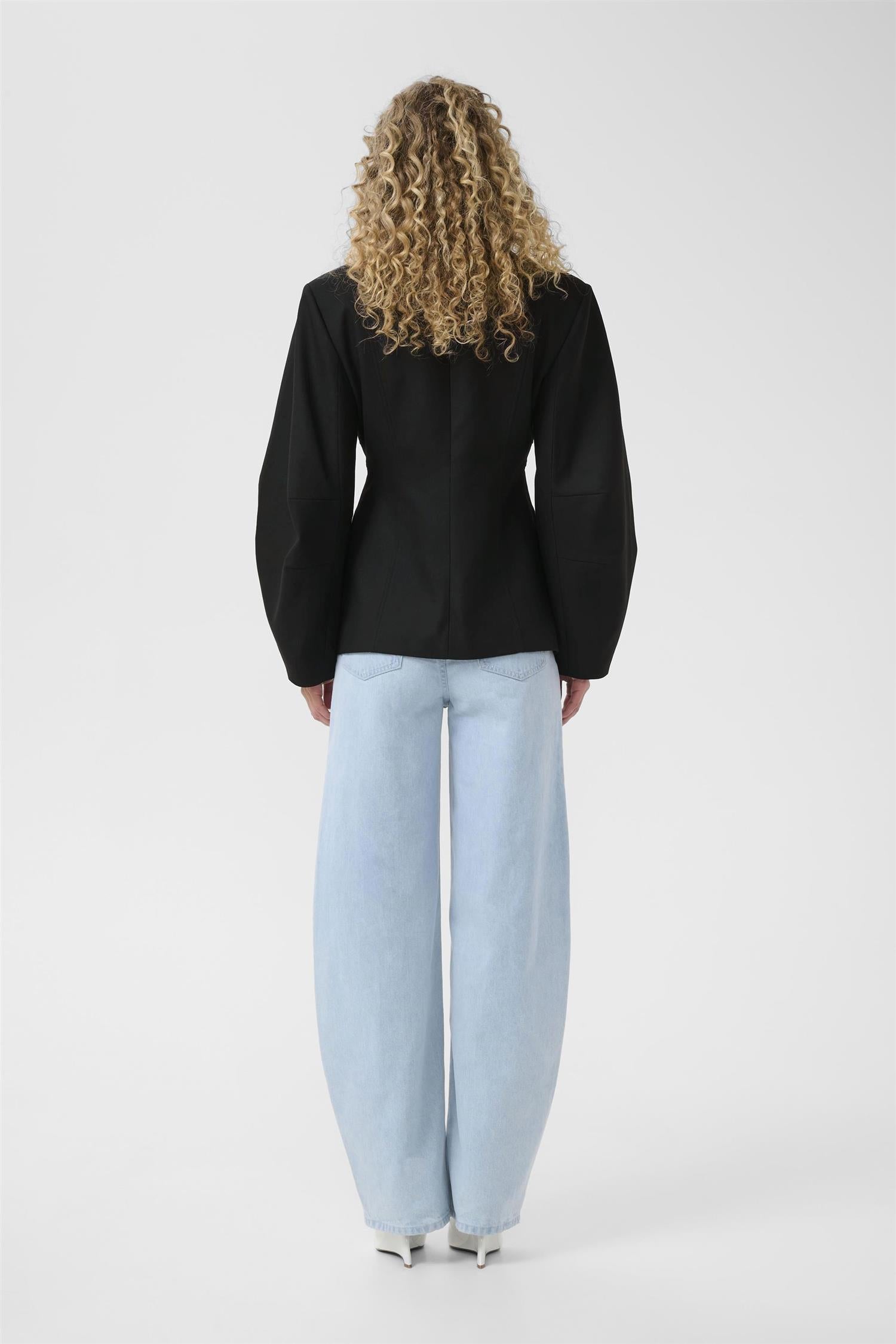 Gztitta Blazer i sort på modell, blazer fra Gestuz hos Image Mandal