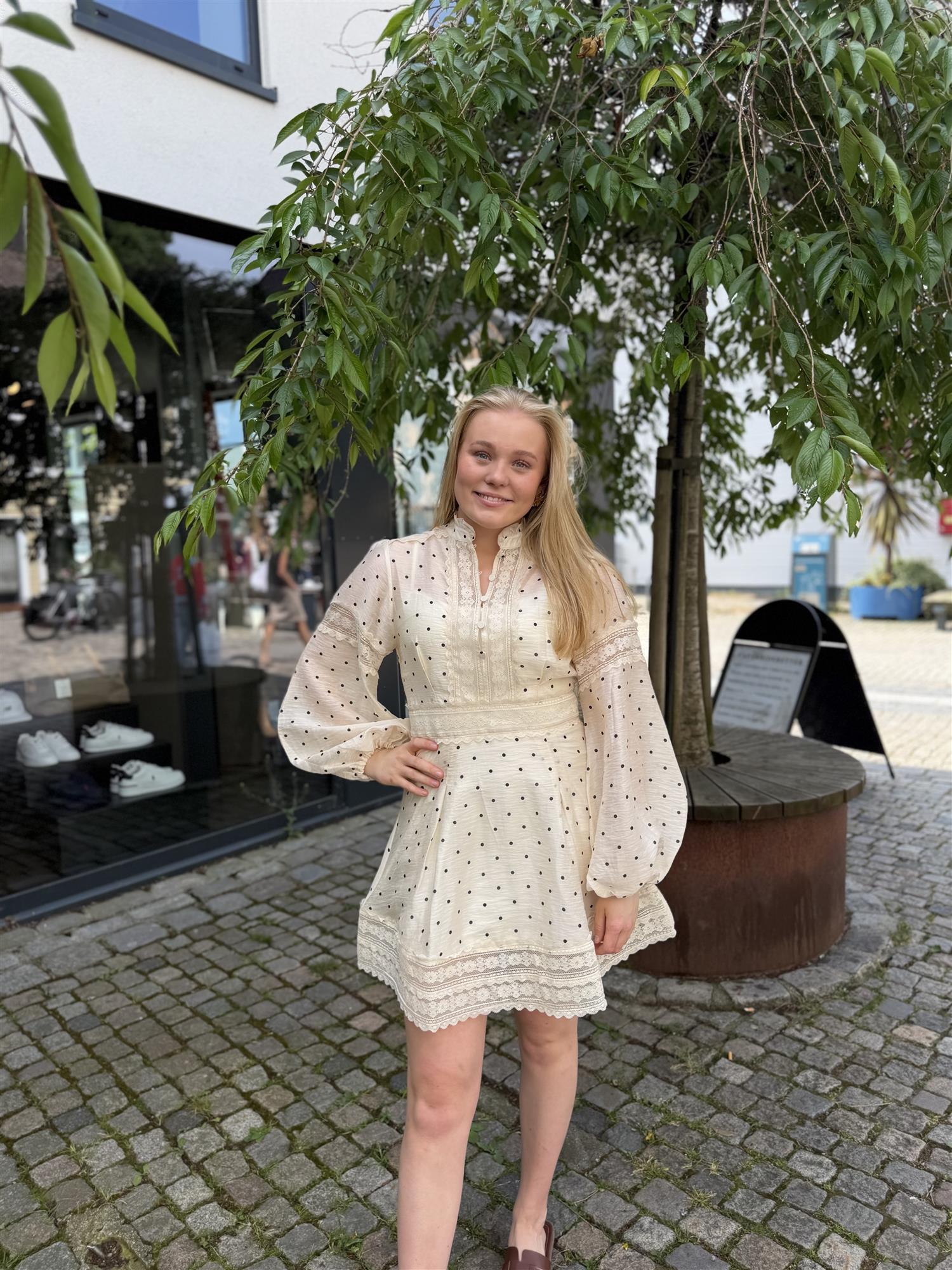 Aliah dot dress i Offwhite, kjole fra Ravn Ravn hos Image Mandal