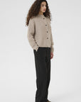 Alphagz Short Cardigan Noos nærbilde av detaljer, cardigan fra Gestuz hos Image Mandal
