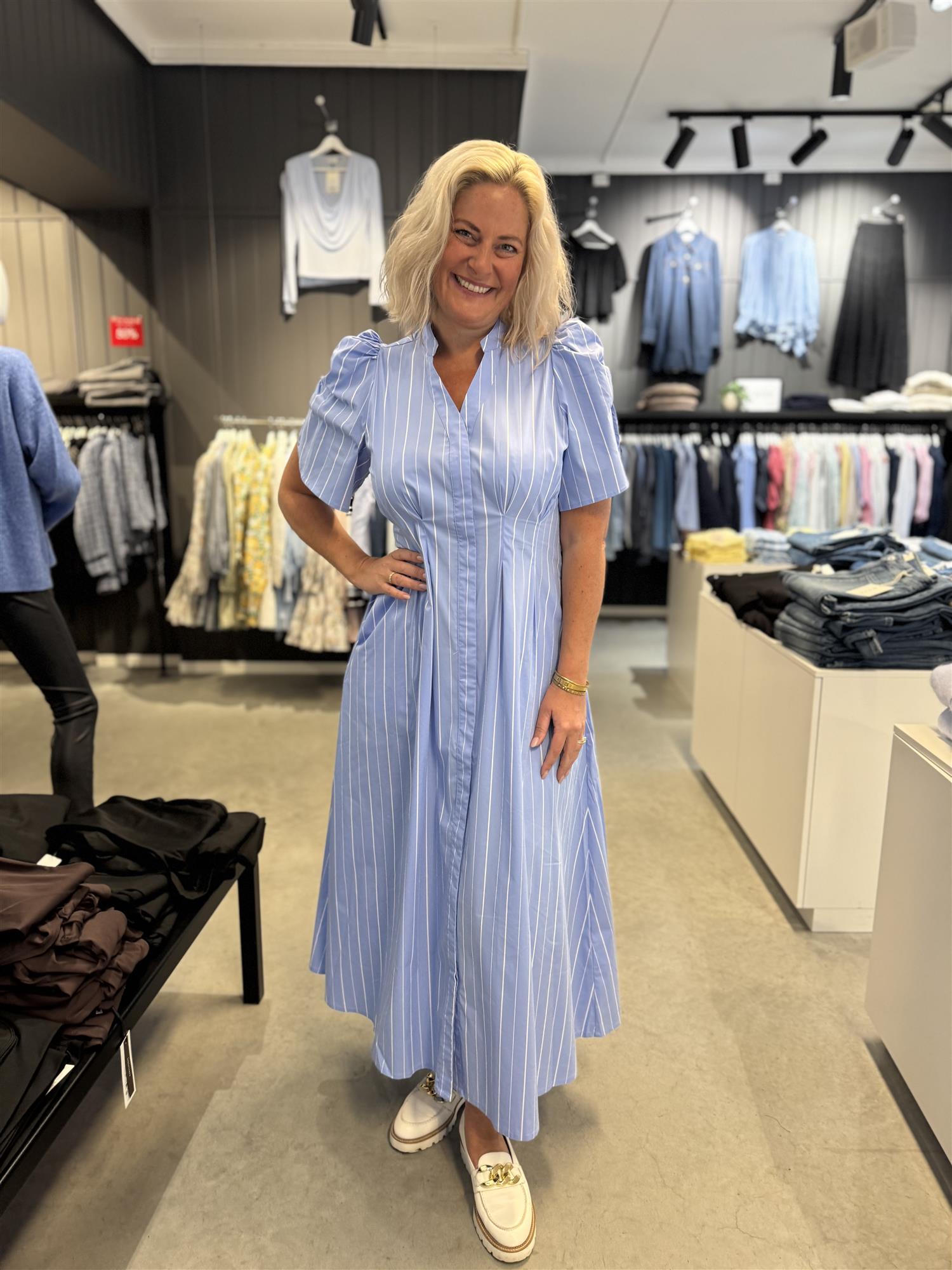 Terancc Stripe Pleat Dress i pale blå i bomull, kjole fra Co'couture hos Image Mandal