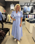 Terancc Stripe Pleat Dress i pale blå i bomull, kjole fra Co'couture hos Image Mandal