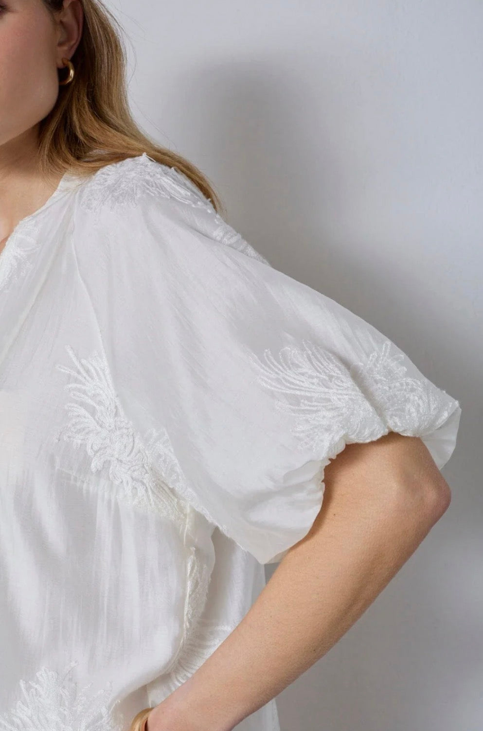 Neacc Ss V-Shirt i hvit nærbilde av detaljer, bluse fra Co'couture hos Image Mandal