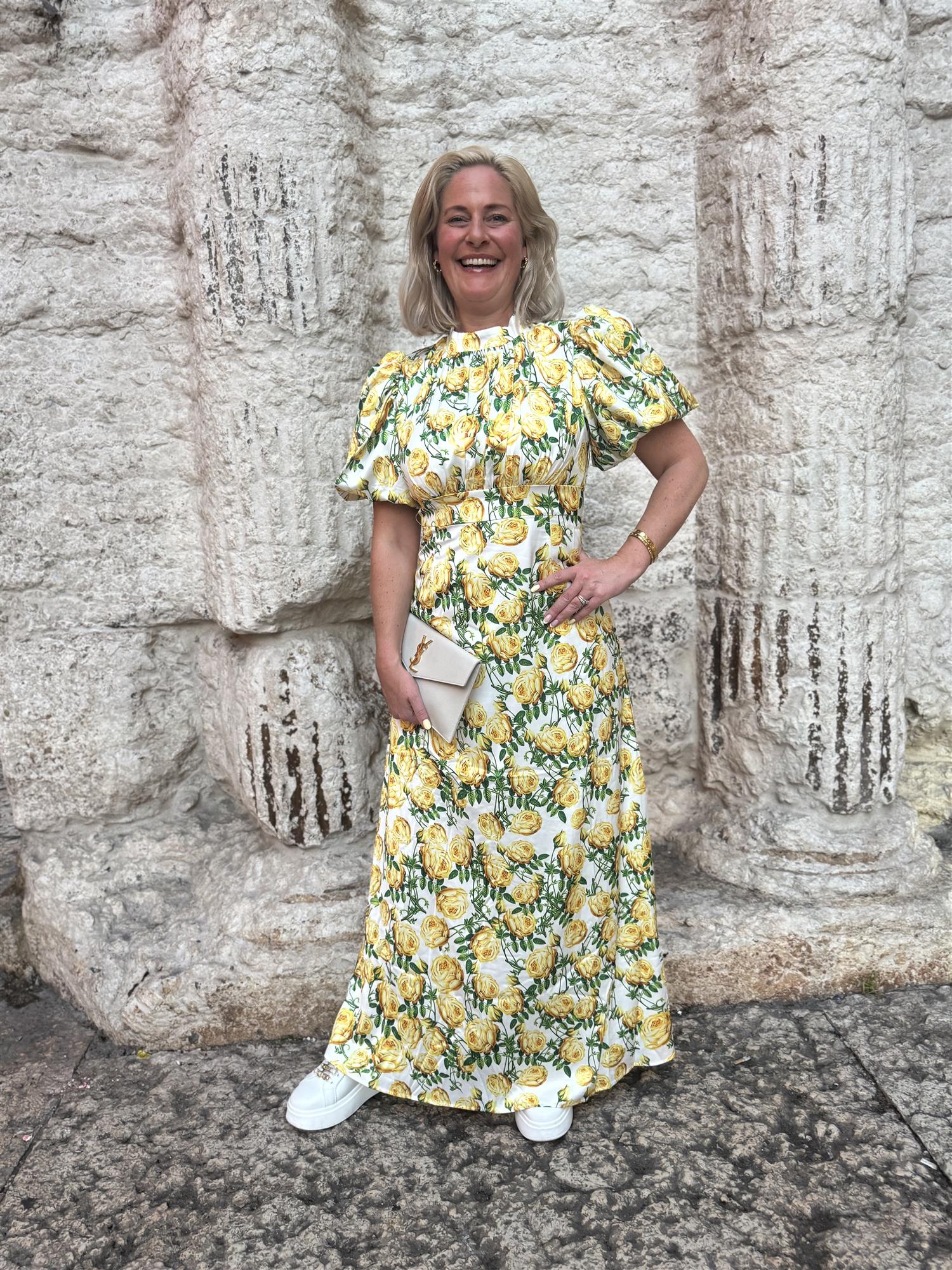 Holly Print Dress i gul på modell, kjole fra Golightly hos Image Mandal