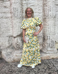 Holly Print Dress i gul på modell, kjole fra Golightly hos Image Mandal