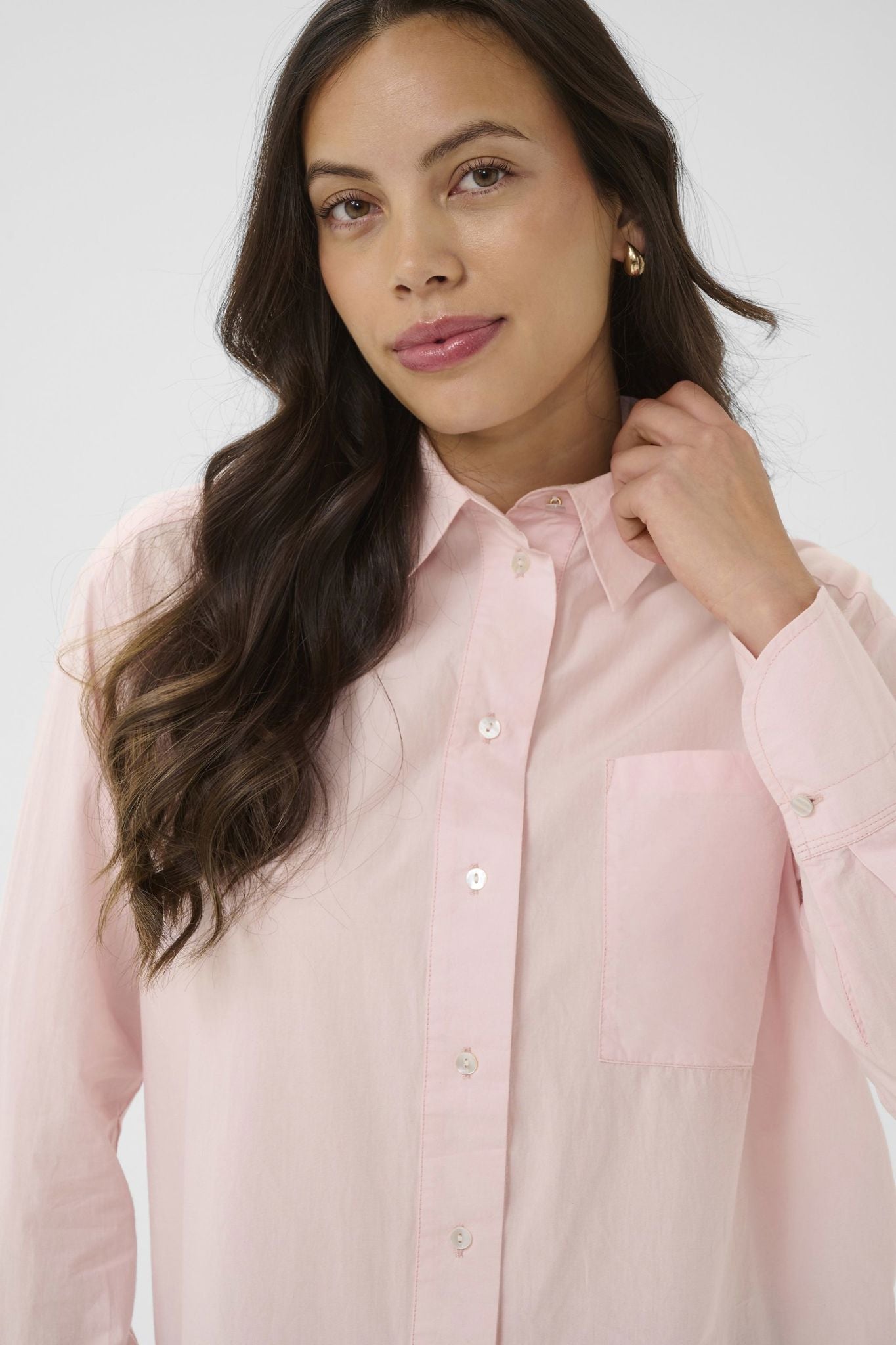 Phyllissz Shirt i chalk rosa nærbilde av detaljer, skjorte fra Saint Tropez hos Image Mandal