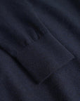 Greyson Merino Cardigan i marineblå nærbilde av detaljer, cardigan fra Les Deux hos Image Mandal