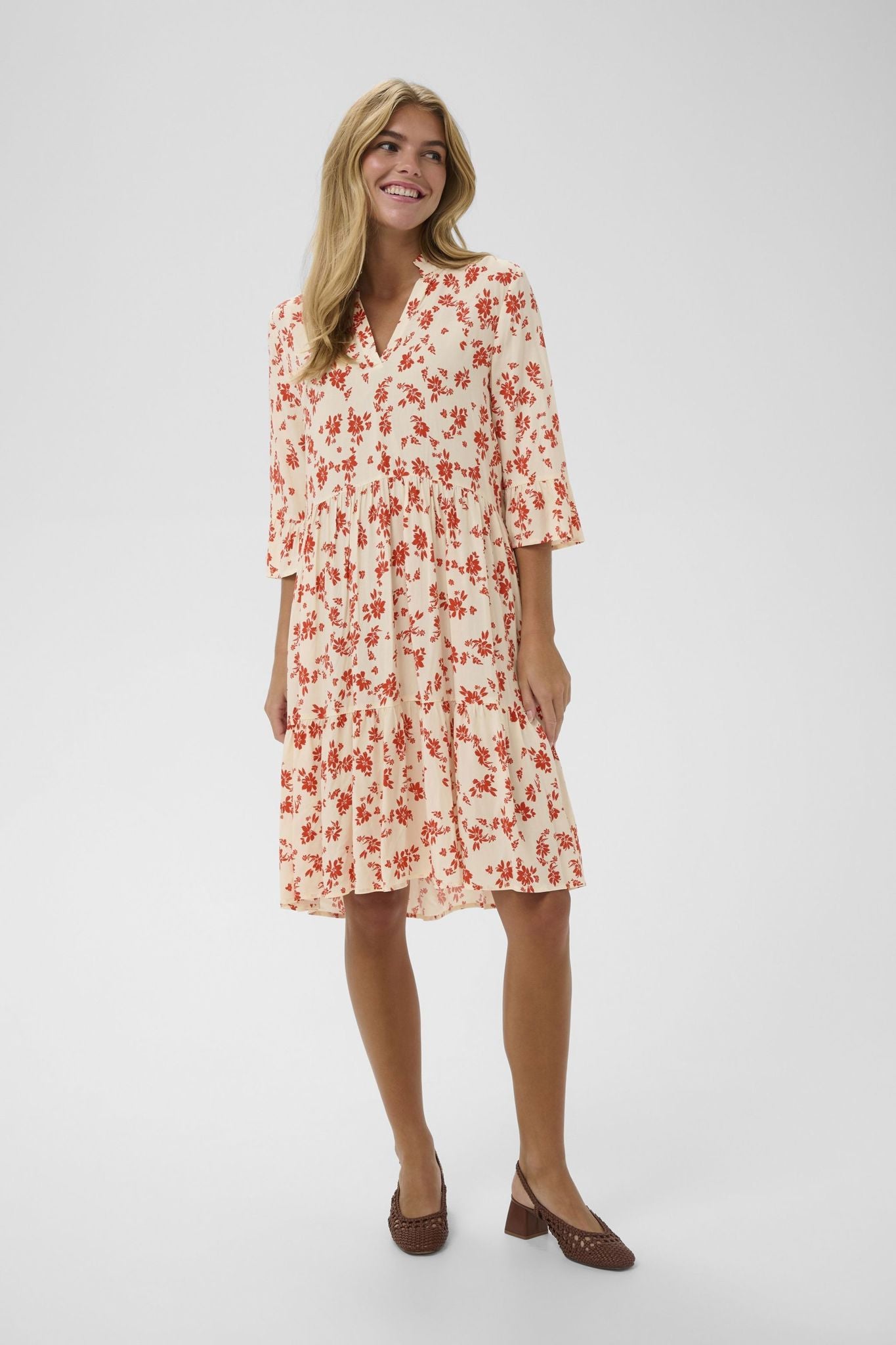 Edasz Dress i seedpearl valiant daisy sett fra siden, kjole fra Saint Tropez hos Image Mandal