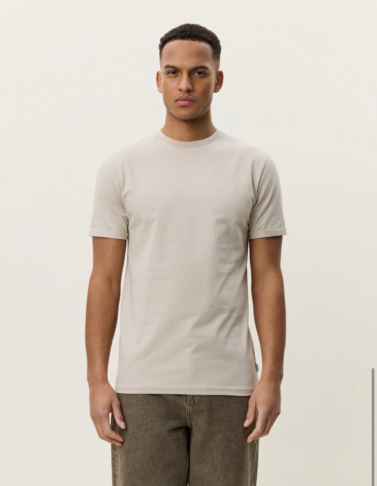 Core Contrast T-Shirt alternativt utsnitt, t-skjorte fra Les Deux hos Image Mandal