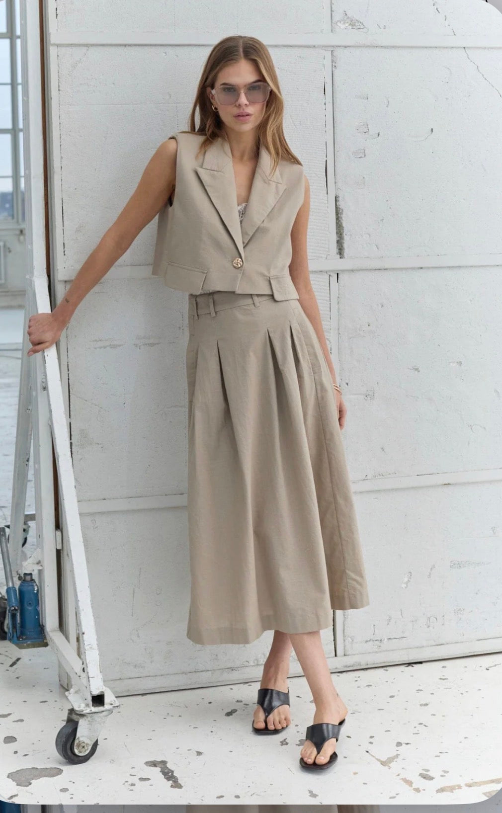 Leilacc Linen Crop Vest i bisquit, yttertøy fra Co'couture hos Image Mandal
