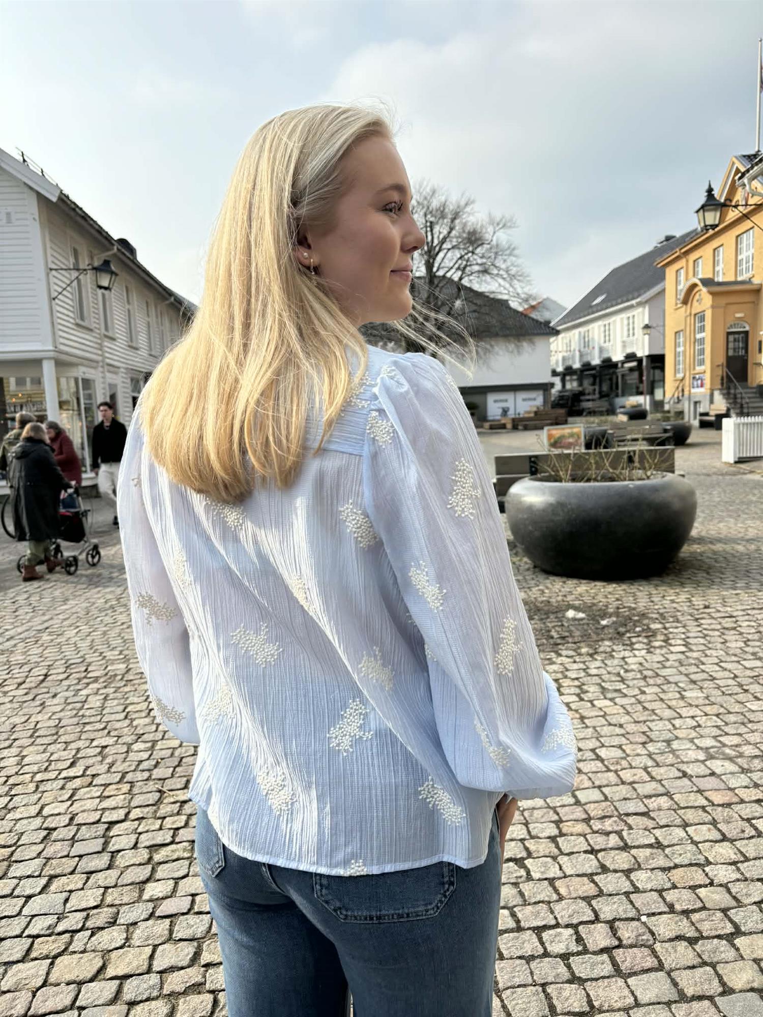 Ameliacc Emb Shirt på modell, skjorte fra Co'couture hos Image Mandal