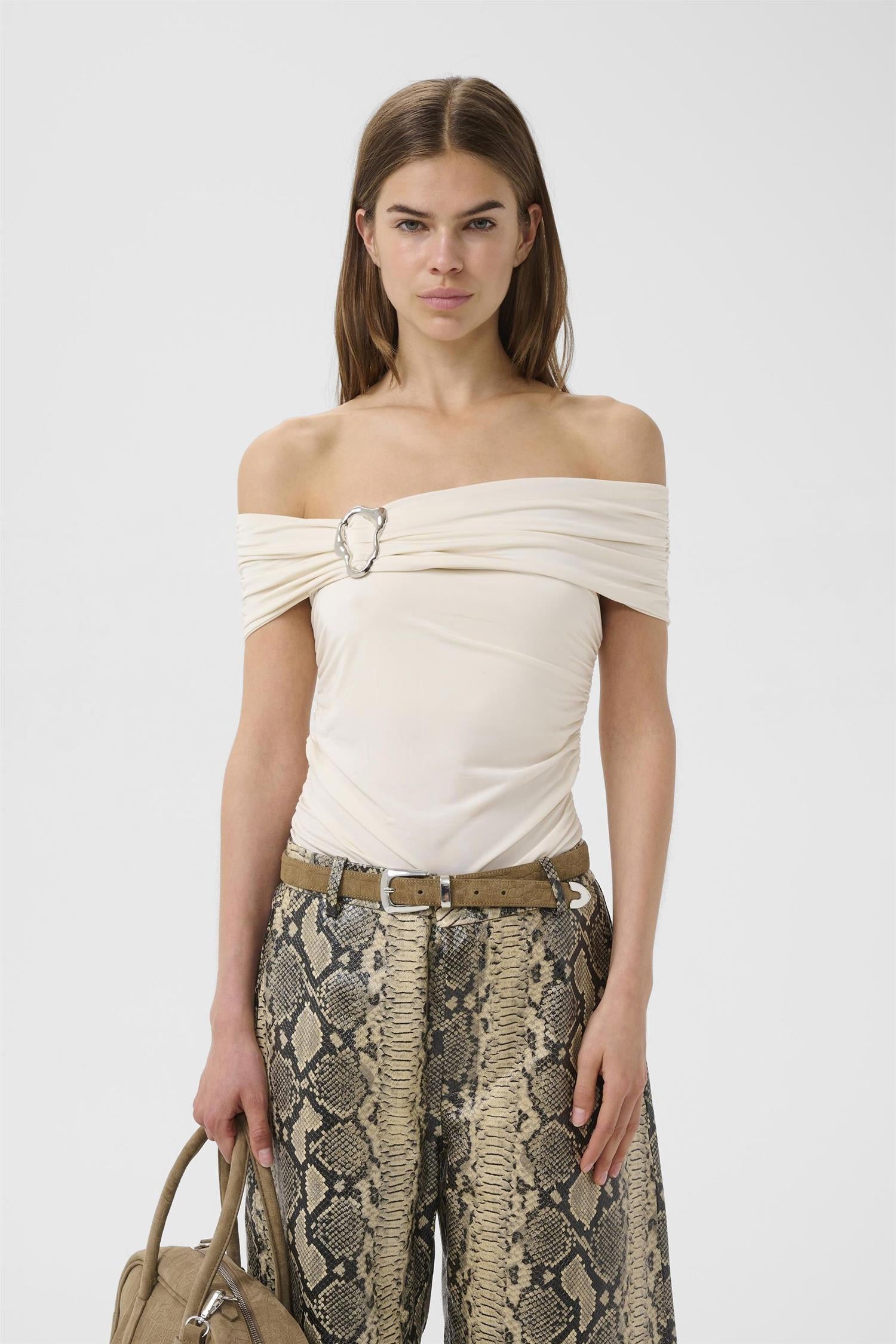 Gzlaily Off Shoulder Top på modell, skjorte fra Gestuz hos Image Mandal
