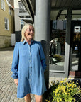 Tannia M Dress i blå sett fra siden, kjole fra MBYM hos Image Mandal