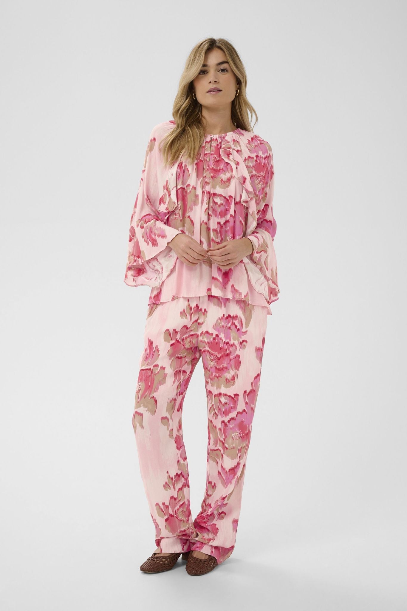 Pollyanasz Blouse i poppy shaded flower sett fra siden, skjorte fra Saint Tropez hos Image Mandal