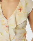Zella Chiffon Print Dress i dus gul stylet antrekk, kjole fra Neo Noir hos Image Mandal