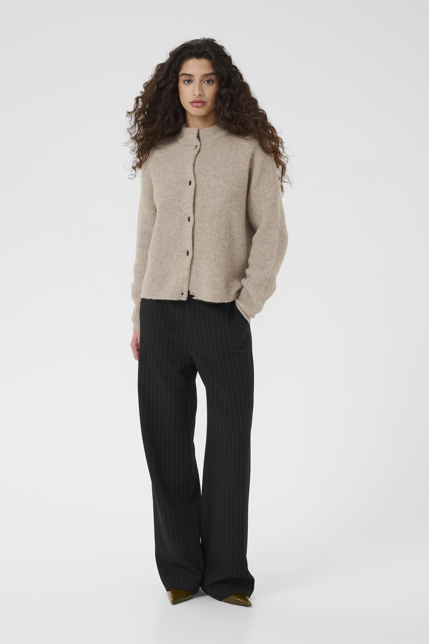 Alphagz Short Cardigan Noos alternativt utsnitt, cardigan fra Gestuz hos Image Mandal