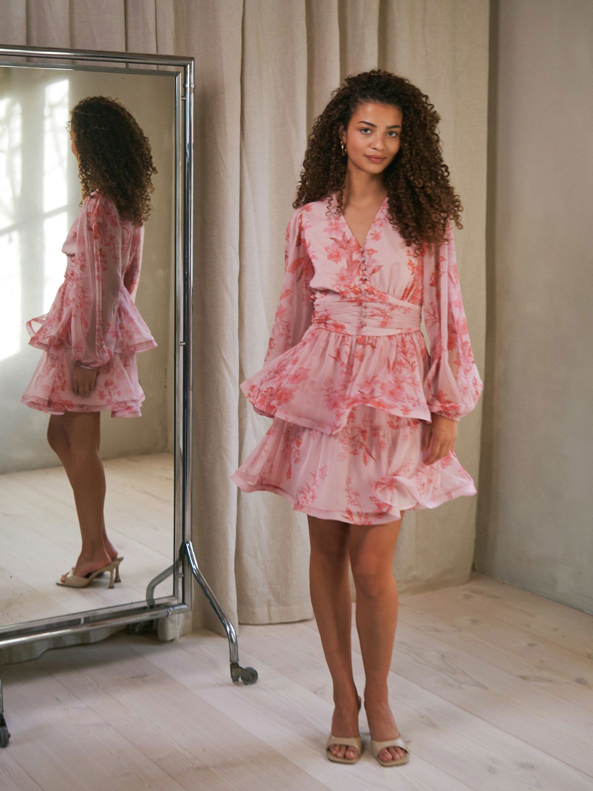 Rivana Print Chiffon Dress i rosa nærbilde av detaljer, kjole fra Neo Noir hos Image Mandal