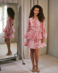 Rivana Print Chiffon Dress i rosa nærbilde av detaljer, kjole fra Neo Noir hos Image Mandal